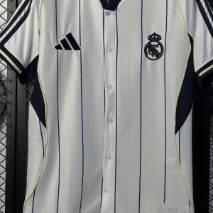 صورة تيشيرت السفر ريال مدريد 2025 باللون الأبيض