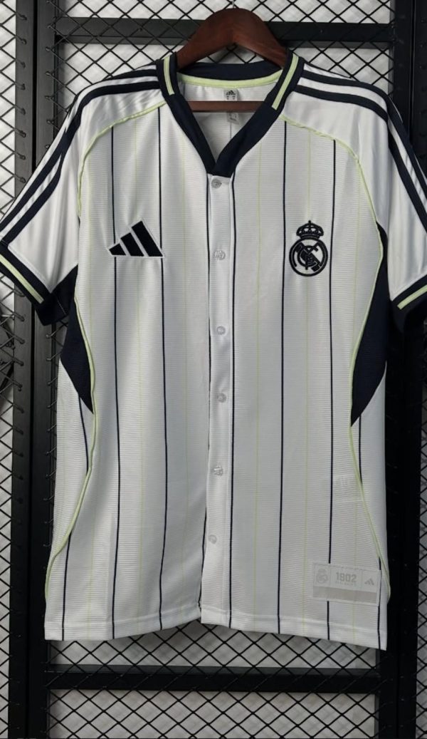 صورة تيشيرت السفر ريال مدريد 2025 باللون الأبيض