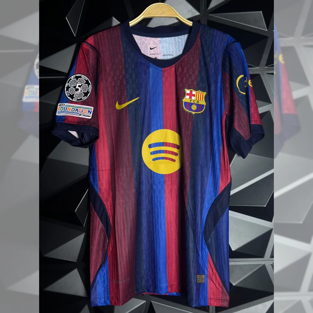 تيشيرت برشلونة الاساسي لاعبين 2026-2027