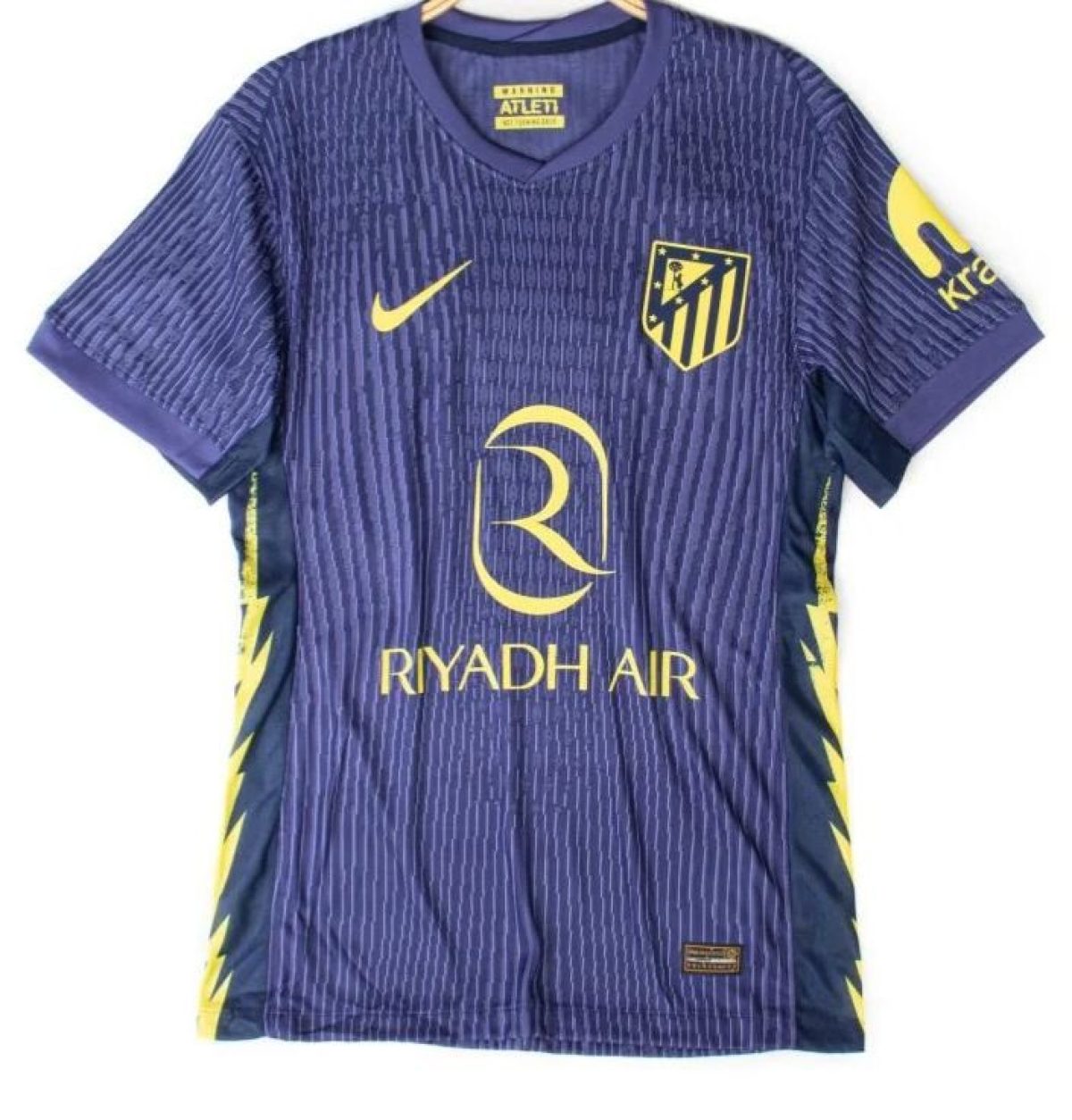 صورة تيشيرت اتلتيكو مدريد الاحتياطي الرسمي