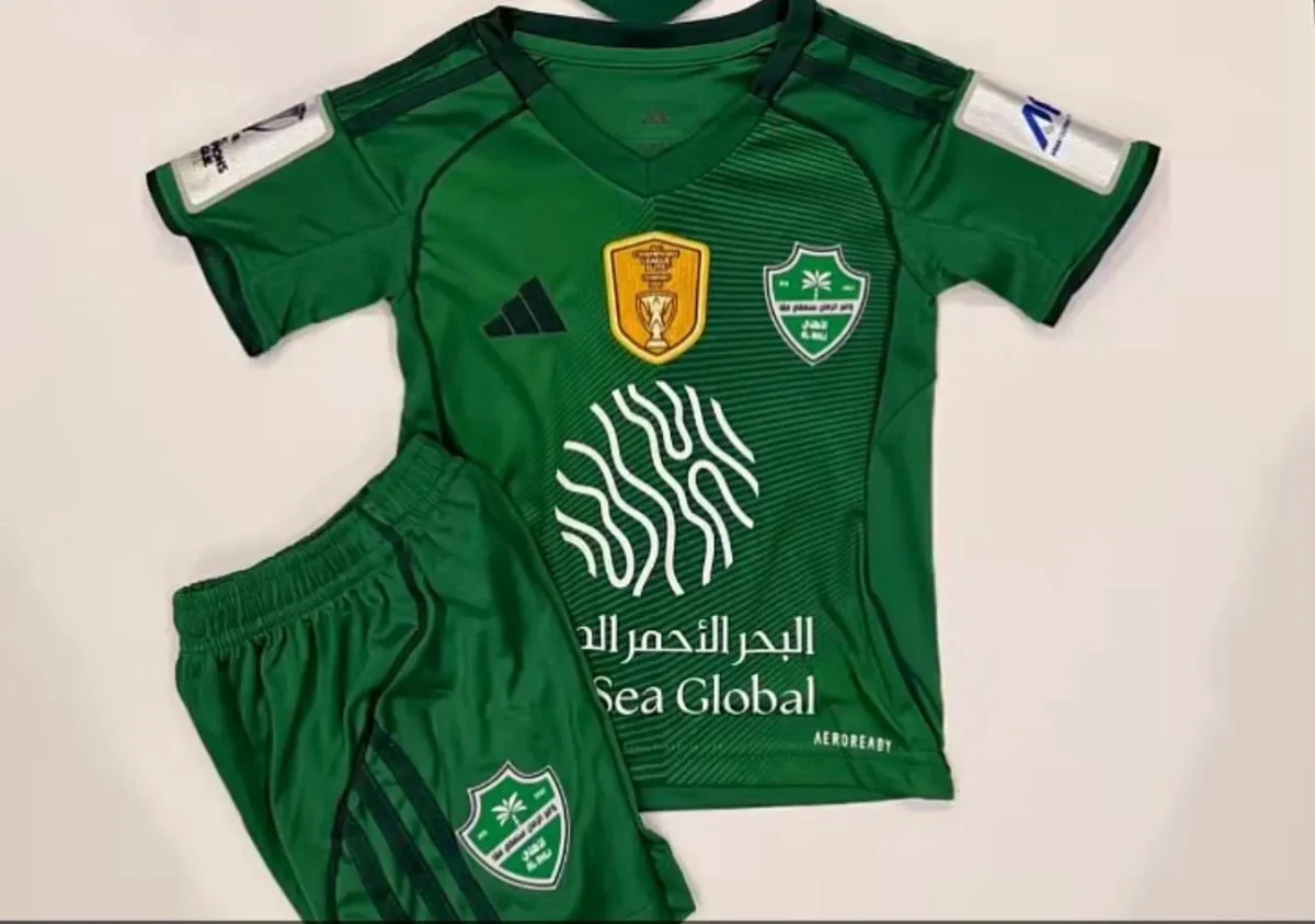صورة طقم الاهلي السعودي 2026 اطفال بتصميم رياضي