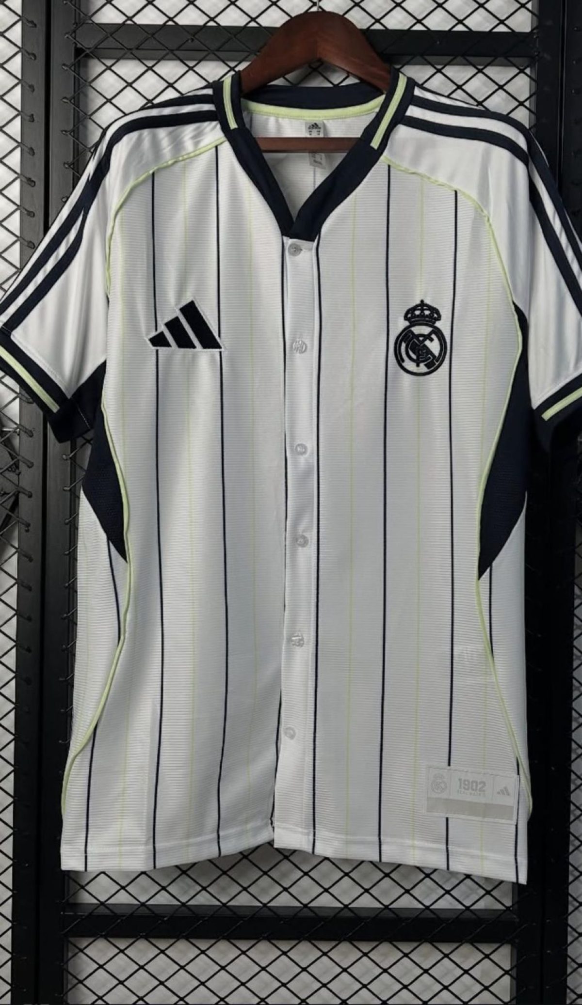 صورة تيشيرت السفر ريال مدريد 2025 باللون الأبيض